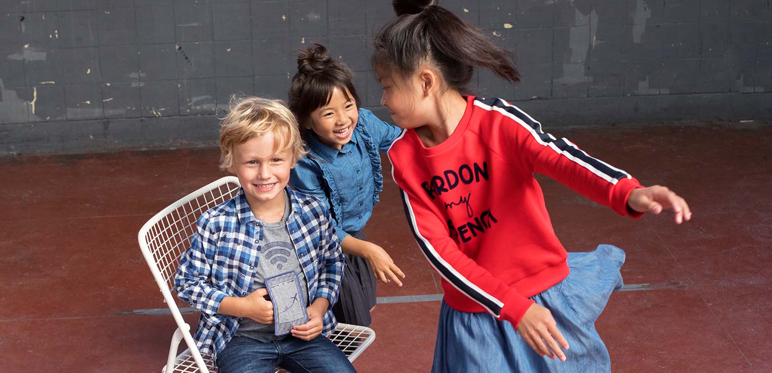 Begin het nieuwe schooljaar goed met nieuwe outfits. Jurken, rokjes, schoolgerief voor meisjes.
                                                                                             
