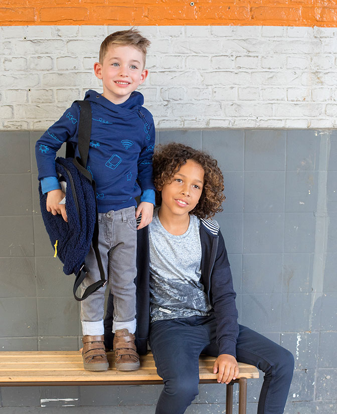 HOODIE BLEU FONCÉ avec un imprimé brodé