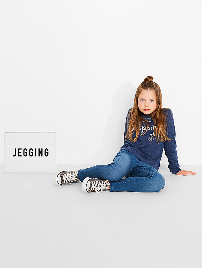 Jegging voor meisjes: door de stretch voelt hij aan als een zachte legging maar dan met het ruwere uitzicht van een jeans.